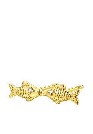Ohrstecker in Form von Goldfischen mit strukturierten Schuppen und einem kleinen klaren Edelstein als Auge auf jedem Ohrstecker, dargestellt vor weißem Hintergrund.