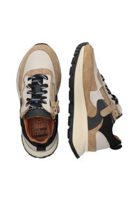 Beige en witte sneakers met een mix van suede en leer, zwarte accenten, gestructureerde zolen en blauwe en zwarte veters met een ritsdetail.