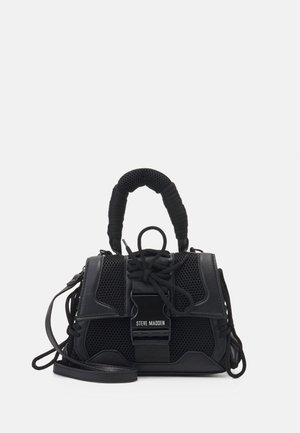 Sac à main noir avec une texture semblable à un maillage, deux poignées, une bandoulière amovible et un fermoir à l'avant avec la marque "Steve Madden".
