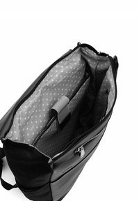 Černá taška na laptop s uzávěrem na zip, šedým puntíkovaným interiérem, několika přihrádkami a polstrovanou sekcí pro zařízení.