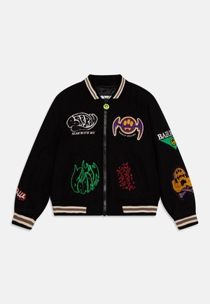 Giacca nera con zip che presenta vari ricami colorati, tra cui fiamme e design in stile cartoon, con polsini e colletto a righe in maglia.