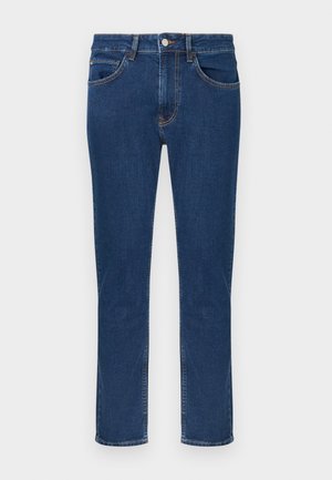 Blauwe denim jeans met knoop- en ritssluiting, voor- en achterzakken en een rechte pijp, afgebeeld op een effen witte achtergrond.