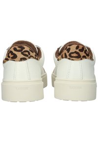 Weiße Ledersneaker mit einem strukturierten Tierfell-Print auf der Ferse, ausgestattet mit einer hellen Sohle und einer Markenkennzeichnung auf der Rückseite.