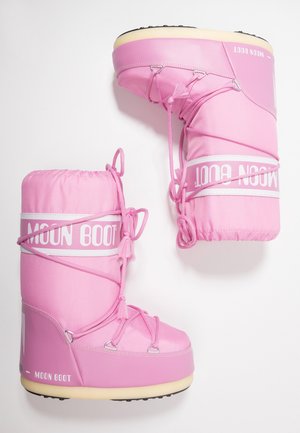 Para wysokich różowych, ocieplanych śniegowców z białymi podeszwami, oznaczonych logo „Moon Boot” na bokach, z owiniętymi wokół sznurowadłami.