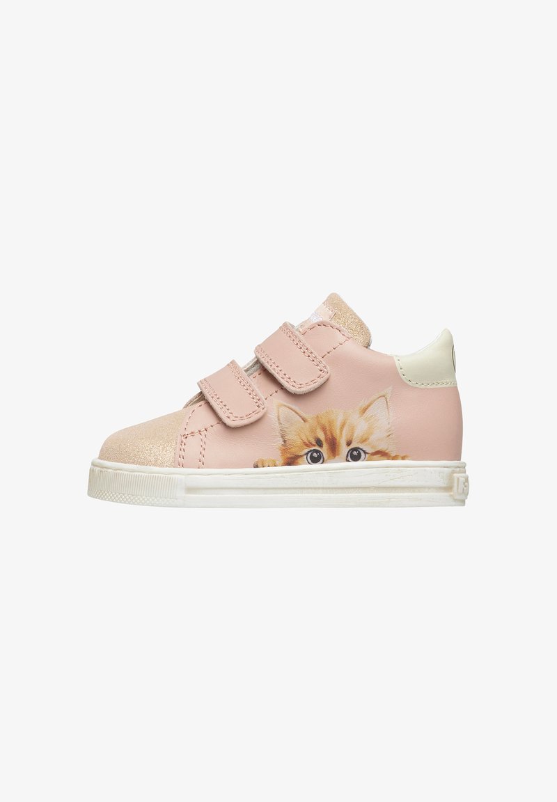 Sneaker in ecopelle rosa chiaro con due cinturini regolabili in Velcro, caratterizzato da un grafico di un gattino sul lato e dettagli dorati testurizzati.