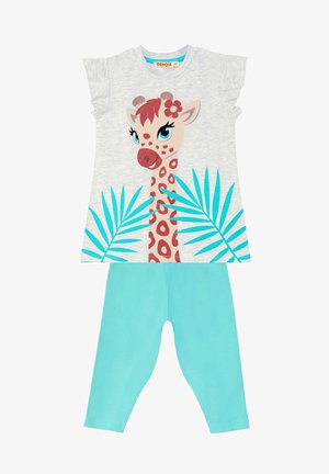 T-shirt met een grijze achtergrond met een giraffe graphic en palmbladeren; gecombineerd met effen turkooise leggings. Zachte katoenmaterialen.