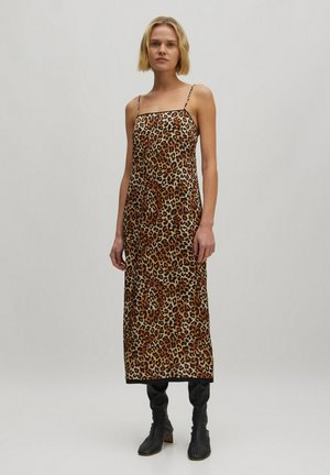 Maxi-jurk met luipaardprint en dunne verstelbare bandjes, met een tan basis en zwarte accenten. De stof heeft een zachte textuur en een rechte silhouet.