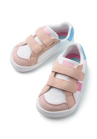 Zapatillas blancas y rosas con acentos azules, con una textura suave, dos correas de Velcro y una plantilla acolchada.