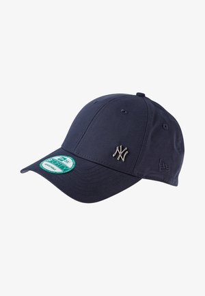 Granatowa czapka baseballowa z materiału, z wypukłym metalowym logo, zakrzywionym daszkiem i regulowanym paskiem. Zawiera zieloną naklejkę po boku.