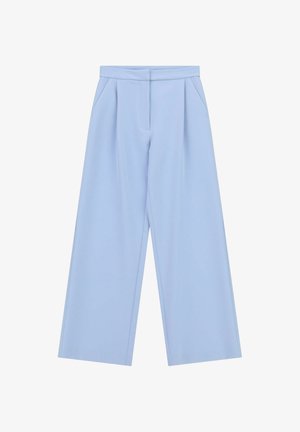 Pantaloni azzurri chiaro a gamba larga con pince frontali, tasche laterali e vita con chiusura frontale nascosta.