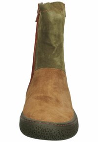 Bottines en daim marron et vert avec une fermeture éclair sur le côté, un dessus texturé et une semelle en caoutchouc avec des motifs circulaires.