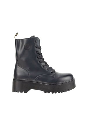 Bota de combate de cuero negro con suela de goma, diseño de cordones, puntera redonda, logo en relieve y una plataforma robusta y texturizada.