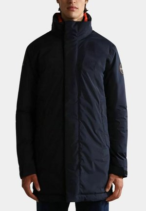 Giacca a vento navy con colletto alto, zip frontale e tasche. Presenta un rivestimento arancione a contrasto e una patch con il logo sulla manica.