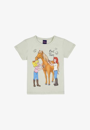 Bambini che accudiscono un cavallo marrone, con la scritta "Miglior Team", un ferro di cavallo e una farfalla su una maglietta chiara a maniche corte.