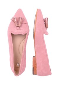 Rosa ruskind damesko med spidse tæer, dekorative kvaster og lysebrune træsåler, vist fra top- og sidevisning.