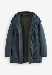 Parka azul marino con un forro negro acolchado, grandes bolsillos frontales, capucha ajustable y cierre frontal con cremallera y botones a presión.