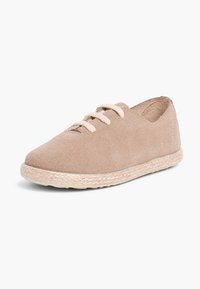 Scarpe in suede beige con punta rotonda, design con lacci e suola in juta intrecciata. Texture liscia con dettagli minimali e finitura in colori tenui.