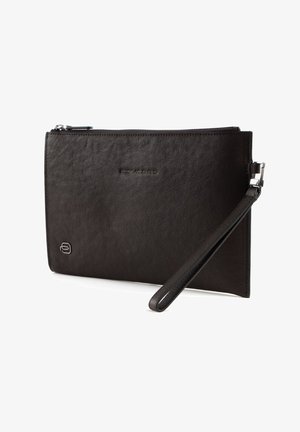 Schwarze Leder-Clutch mit strukturiertem Finish, Reißverschluss und abnehmbarem Handgelenkriemen. Verfügt über ein geprägtes Logo auf der Vorderseite.