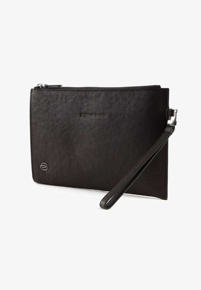 Zwarte leren clutch met een gestructureerde afwerking, ritssluiting en een afneembare polsband. Voorzien van een reliëflogo op de voorkant.