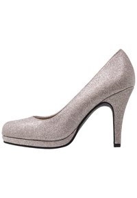 Bombas de tacón alto en oro rosa brillante con punta redondeada, diseño de plataforma, textura de glitters suave y suela negra elegante.