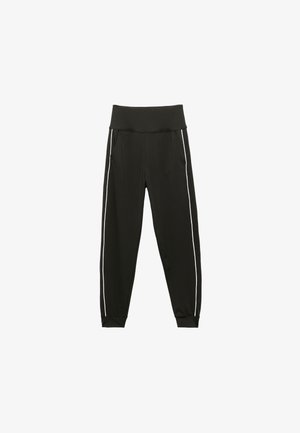Schwarze Sportleggings aus weichem Material mit hohem Bund, seitlichen Taschen und weißen Seitenstreifen, die an den Säumen schmaler zulaufen.
