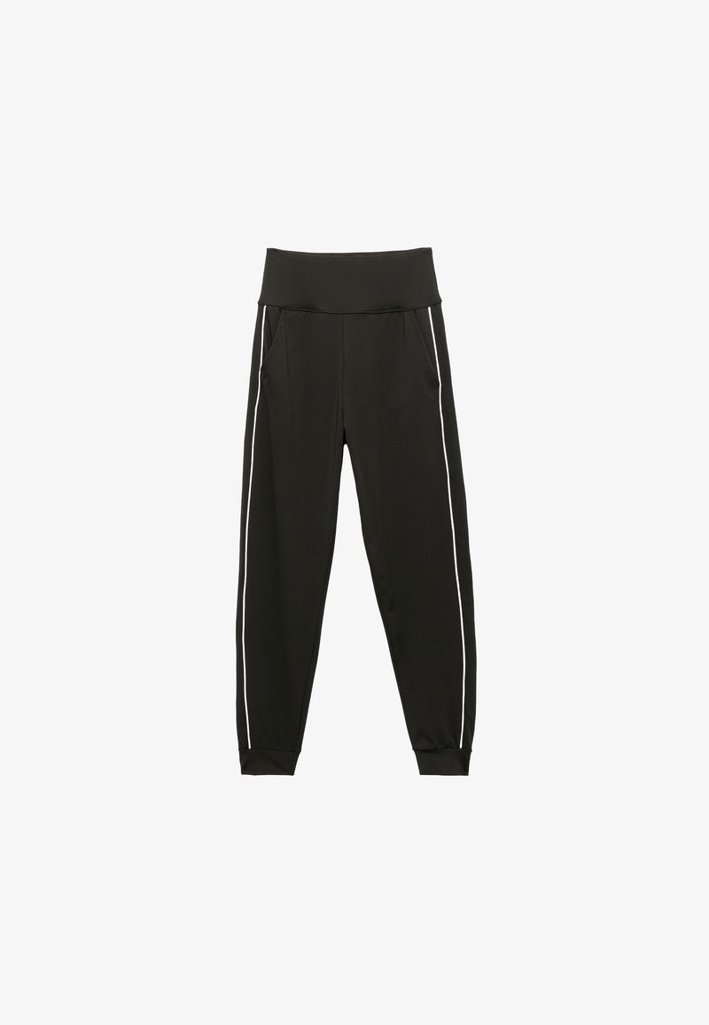 Zwarte sportbroek van zacht materiaal, met een hoge tailleband, zijzakken en witte zijstrepen, taps toelopend bij de boorden.