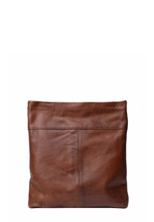 Braune Leder-Clutch mit sichtbaren Nähten und einer glatten, leicht strukturierten Oberfläche.