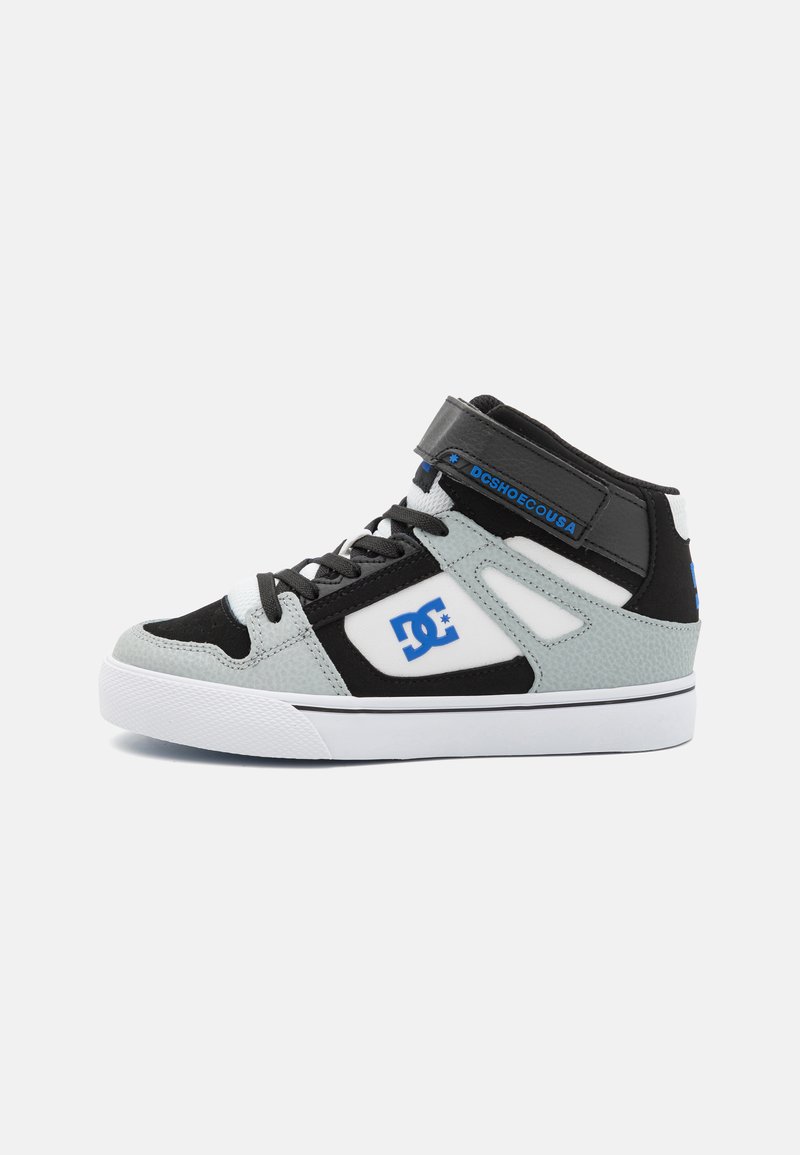 Sneaker alta con un schema di colori grigio, nero e bianco, materiali in suede e tessuti testurizzati, design con lacci e fibbia in velcro.