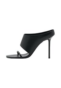 Sandalo nero con tacco che presenta una tomaia in morbida pelle, design aperto con punta scoperta, fascia frontale larga e tacco alto sottile. Forma minimalista e moderna.