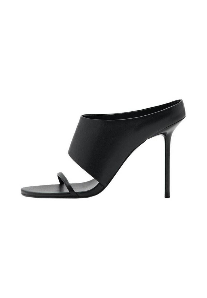 Sandalo nero con tacco che presenta una tomaia in morbida pelle, design aperto con punta scoperta, fascia frontale larga e tacco alto sottile. Forma minimalista e moderna.