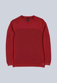 Roter Strickpullover mit Rundhalsausschnitt, der unterschiedliche Texturen und gerippte Akzente an den Schultern und Bündchen zeigt. Flach liegende Präsentation.