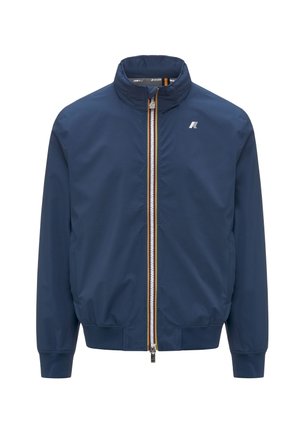 Giacca leggera blu navy con collo alto, cerniera frontale con bordo giallo, polsini e orlo elastici e piccolo logo sul petto a sinistra.