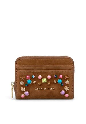 Cartera de ante marrón con gemas de colores y adornos en forma de estrella, cierre de cremallera y letras doradas "ALMA EN PENA" en el frente.