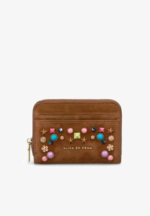Cartera de ante marrón con gemas de colores y adornos en forma de estrella, cierre de cremallera y letras doradas "ALMA EN PENA" en el frente.