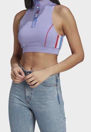 Lavendelkleurige, cropped sporttop met hoge kraag, rits aan de voorkant, meerkleurige strepen aan de zijkanten, gecombineerd met hooggeb klassieke lichte denim jeans.