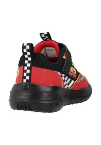 Zapatillas para niños en rojo y negro con parte superior de malla, acentos a cuadros y bucle en el talón. Presenta un tema de carreras y suela de goma para tracción.