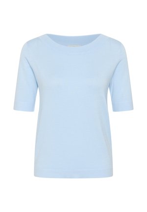 Jasnoniebieski dzianinowy top z krótkim rękawem, okrągłym dekoltem, gładkim wzorem i dopasowanymi mankietami na białym tle.