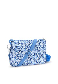 Borsa a tracolla blu con motivo decorativo e design testurizzato, dotata di una tracolla removibile e un accento di pompon blu su un lato.