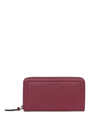 Portafoglio in pelle bordeaux con una texture liscia, forma rettangolare e logo del marchio impressa. Presenta una chiusura a zip e un cinturino da polso.