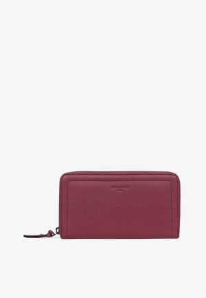 Portefeuille en cuir bordeaux avec une texture lisse, de forme rectangulaire, et un logo de marque embossé. Il dispose d'une fermeture éclair et d'une sangle pour le poignet.