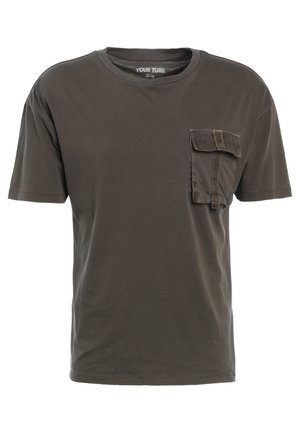 Czarnoszary T-shirt z krótkim rękawem wykonany z bawełny, z kieszonką na lewym piersiowym kawałku i okrągłym dekoltem. Prosty, nieskomplikowany design.