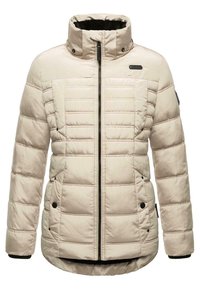 Chaqueta aislante beige con cuello alto, diseño acolchado, cierre de cremallera, bolsillos laterales con botones a presión y forro interior suave.