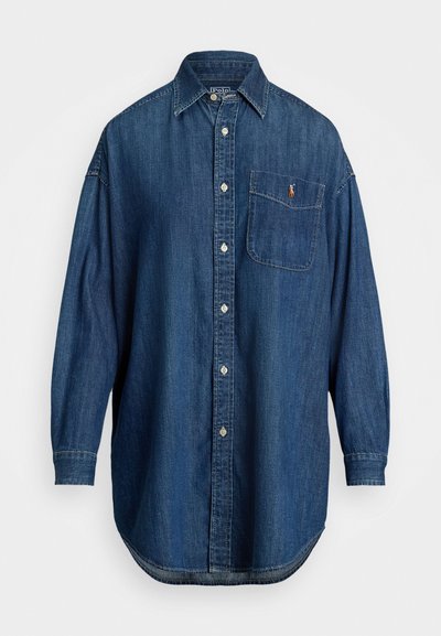 Camicia in denim blu con bottoni, maniche lunghe, taschino frontale e logo a contrasto. Presenta un colletto classico e orlo arrotondato.