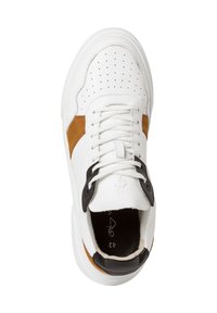 Zapatilla blanca de cuero con acentos de ante marrón, detalles en negro, área de los dedos perforada y cordones blancos. Punta redondeada y suela blanca gruesa.