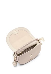 Lichtbeige crossbody tas gemaakt van gestructureerd leer met een gebogen vorm, goudkleurige hardware, een ritsvak en een magnetische flapsluiting.