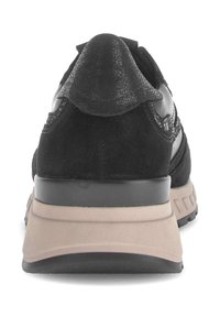 Zwarte sportieve schoen met een bovenwerk van suède, leren accenten met textuur en een beige tussenzool. Voorzien van een ronde hak en een flexibele rubberen loopzool.