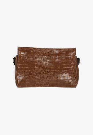 Bruine clutchtas van leer met krokodillenprint en een gladde textuur, rechthoekige vorm en een bovenste vouwontwerp. Heeft geplooide zijkanten.