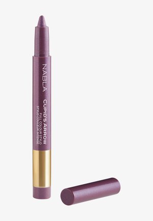 Crayon à lèvres violet avec bande dorée portant l'étiquette "Nabla Cupid's Arrow,", debout avec le capuchon assorti posé à côté sur fond blanc.