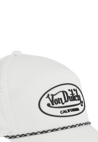 Gorra de béisbol blanca de Von Dutch con parche negro de logo que dice "Von Dutch California" y trimmings trenzados en blanco y negro encima del visera.