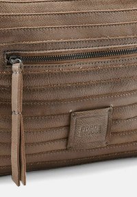 Bolso de piel marrón con un diseño texturizado y acanalado, cuenta con un bolsillo con cremallera y un borlas. El hardware notable incluye una cremallera negra y una etiqueta de marca.